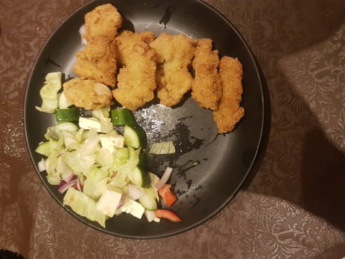Low carb chicken nuggets/peices with Greek salad